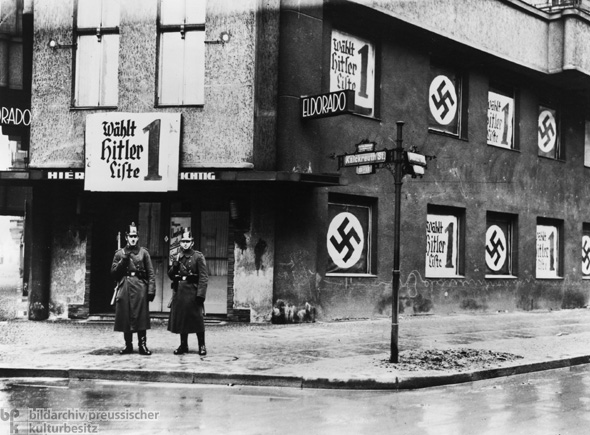 Wahlkampf 1933: Hitlers Wahlplakate bedecken die Fassade des von der Polizei geschlossenen Berliner Transvestitenlokals „Eldorado” (Anfang März 1933)